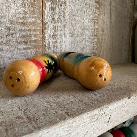 Mini Wooden Salt & Pepper shakers.  Hawaii souvenir. Tropical scene.  Aloha - Picture 3 of 6